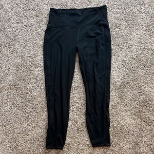 Black Athletic 7/8 Leggings with Mesh & Keyhole Detail — size Medium Petite